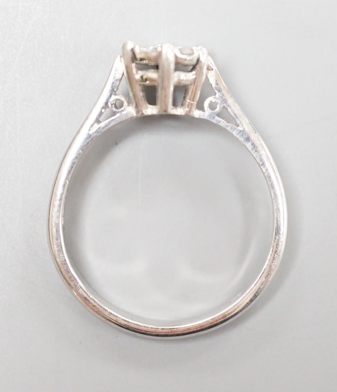 A modern 18ct white gold and seven stone diamond set flower head cluster ring, size O/P, gross weight 4 grams